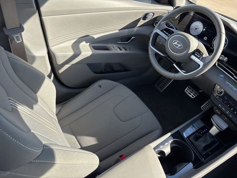 Used 2025 Hyundai Elantra SEL image 16