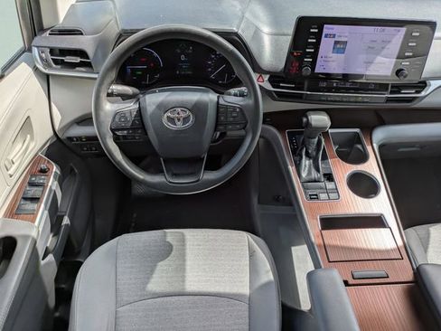 Used 2022 Toyota Sienna LE image 17