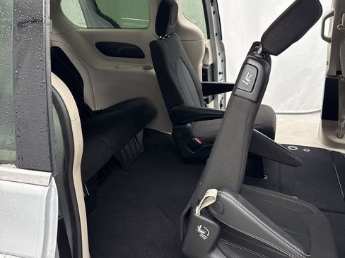 Used 2022 Chrysler Voyager LX image 29