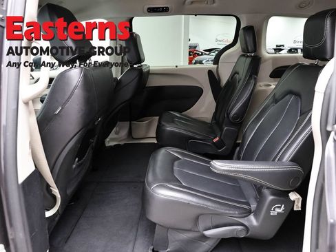 Used 2023 Chrysler Pacifica Touring-L FWD image 22