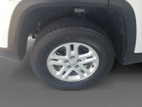 Used 2023 Jeep Grand Cherokee Laredo RWD image 10