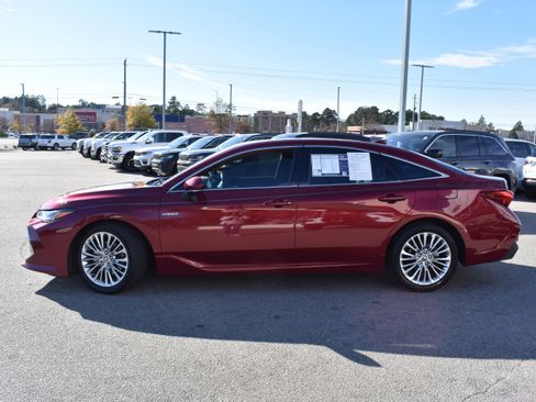 Used 2020 Toyota Avalon Limited image 6