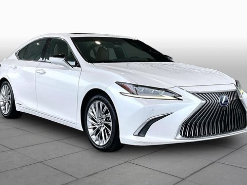 Used 2020 Lexus ES 300h Ultra Luxury w/ Accessory Package FWD image 2