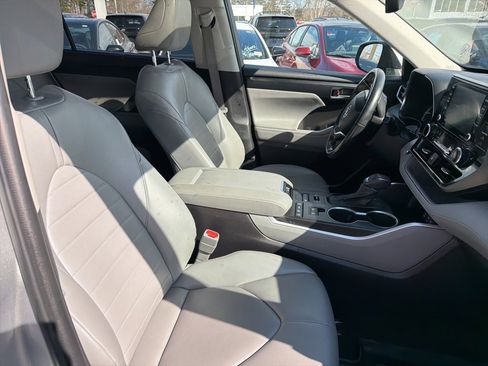 Used 2022 Toyota Highlander XLE image 11