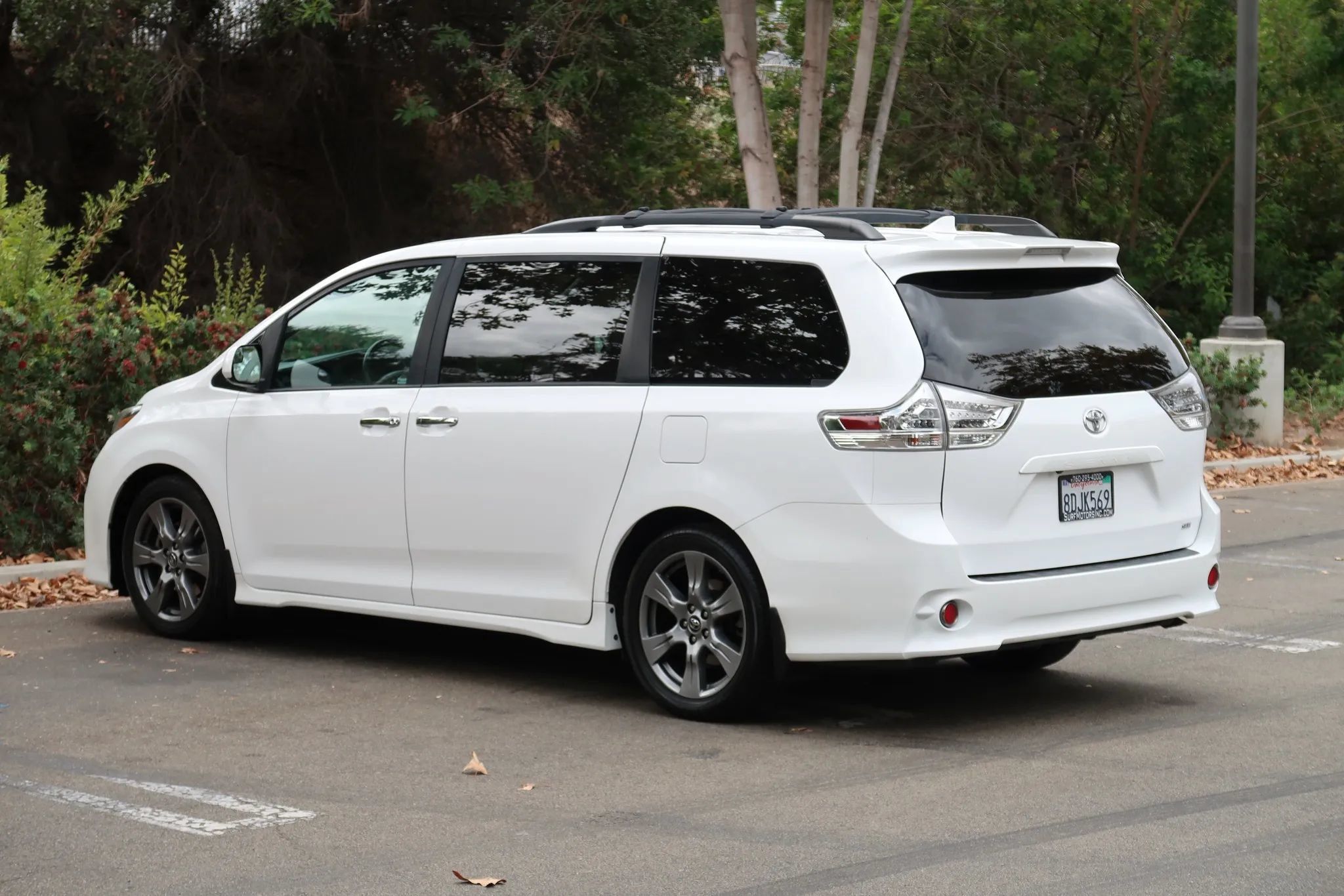 Used 2018 Toyota Sienna SE w/ Carpet Mat Package FWD image 6