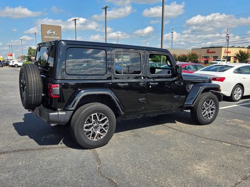 Used 2025 Jeep Wrangler Unlimited Sahara AWD/4WD image 13