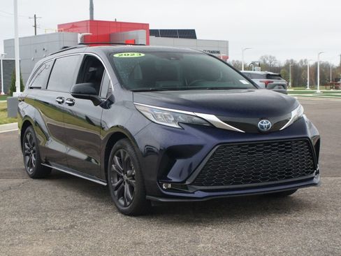 Used 2023 Toyota Sienna XSE image 2