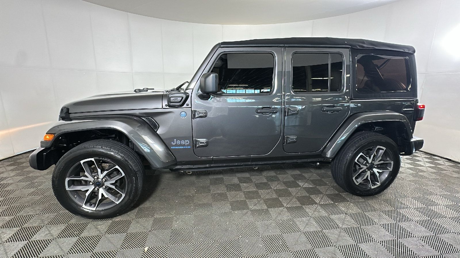 Used 2024 Jeep Wrangler Unlimited w/ Convenience Group AWD/4WD image 8