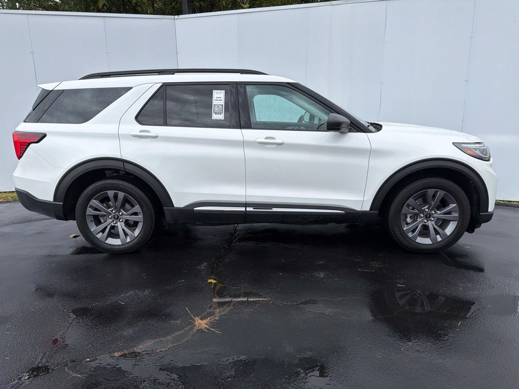 Used 2025 Ford Explorer Active w/ Active Comfort Package AWD/4WD image 2