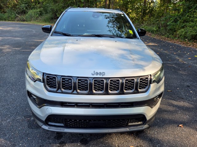 Used 2025 Jeep Compass Latitude w/ Altitude Special Edition AWD/4WD image 2