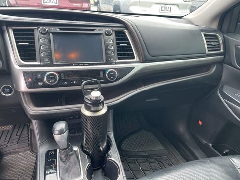 Used 2017 Toyota Highlander Limited image 12