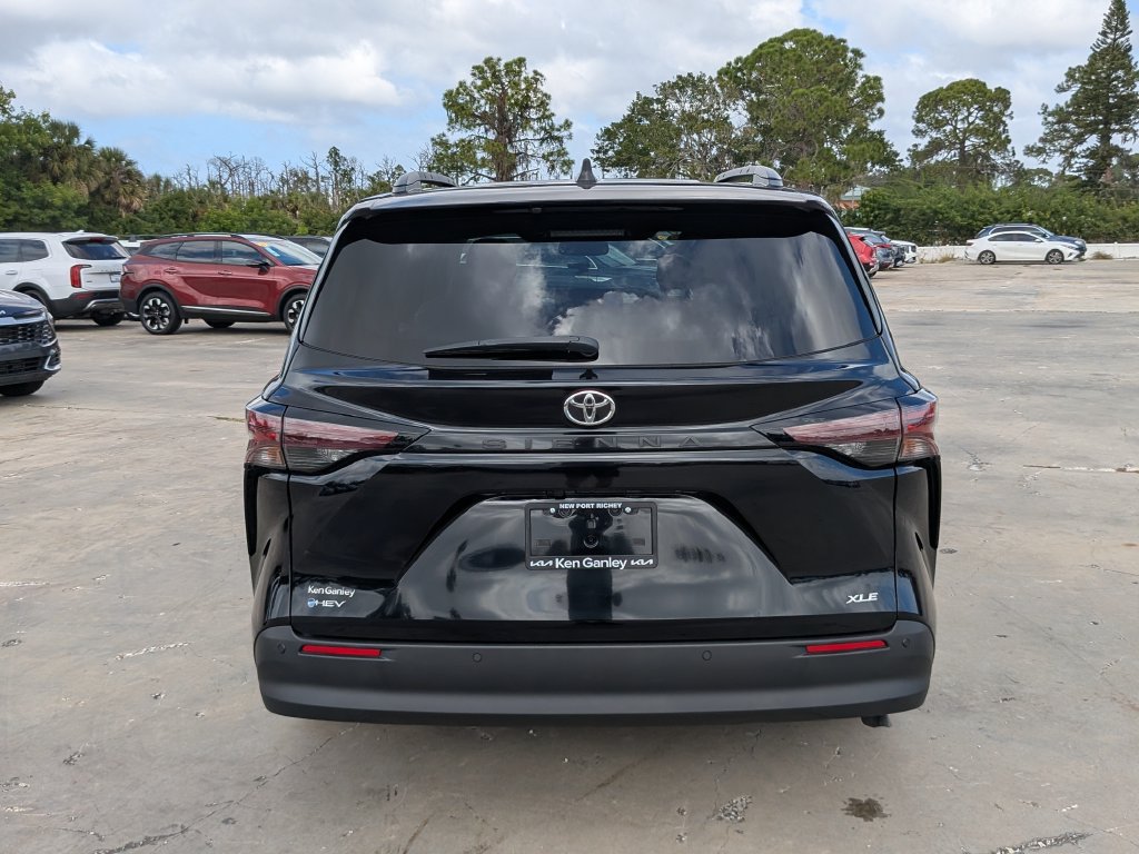 Used 2026 Toyota Sienna XLE FWD image 8
