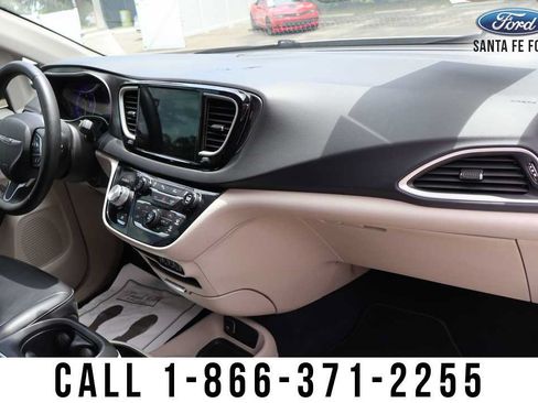 Used 2023 Chrysler Pacifica Touring-L FWD image 28