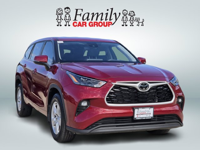Used 2023 Toyota Highlander LE FWD image 2