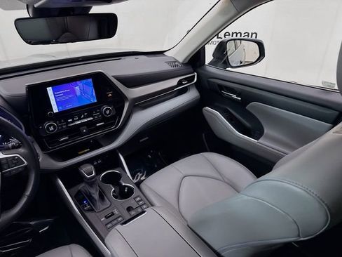 Used 2023 Toyota Highlander XLE AWD/4WD image 24