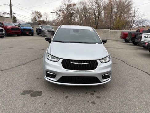 New 2026 Chrysler Pacifica Select image 8