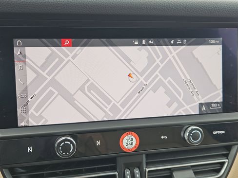 Certified 2025 Porsche Macan image 17