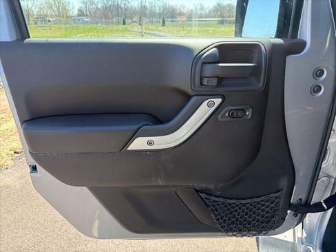 Used 2014 Jeep Wrangler Unlimited Sahara w/ Connectivity Group AWD/4WD image 16