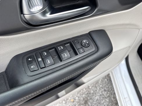 Used 2024 Chrysler Pacifica Select image 35