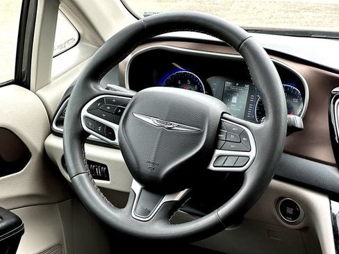 Used 2022 Chrysler Voyager LX FWD image 29