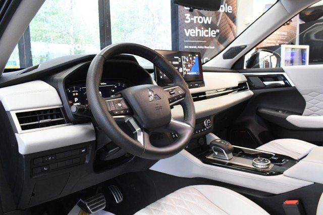Used 2025 Mitsubishi Outlander AWD image 28