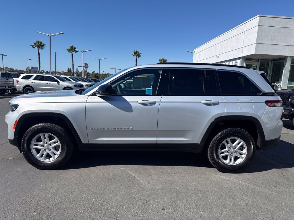Certified 2024 Jeep Grand Cherokee Laredo RWD image 4