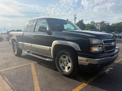 Used 2007 Chevrolet Silverado 1500 LT w/ Extended Cab Value Package AWD/4WD image 4