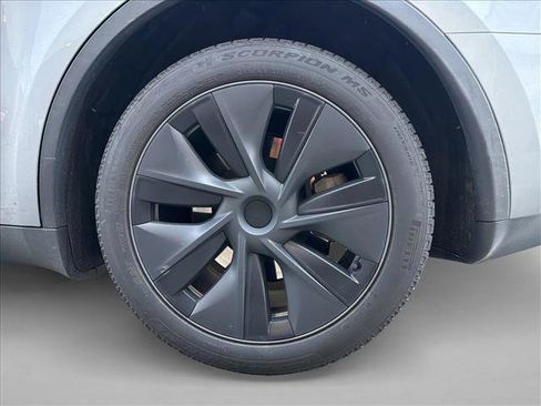 Used 2024 Tesla Model Y Long Range AWD/4WD image 9