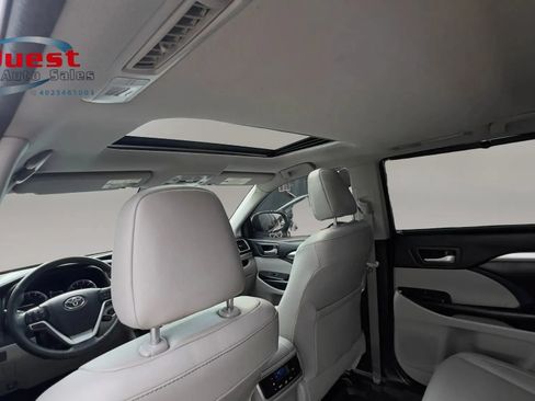 Used 2017 Toyota Highlander XLE AWD/4WD image 32