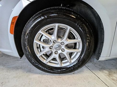 Used 2024 Chrysler Pacifica Touring-L FWD image 15