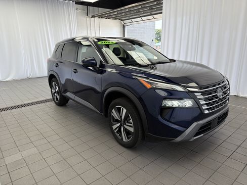 Used 2025 Nissan Rogue SL FWD image 3