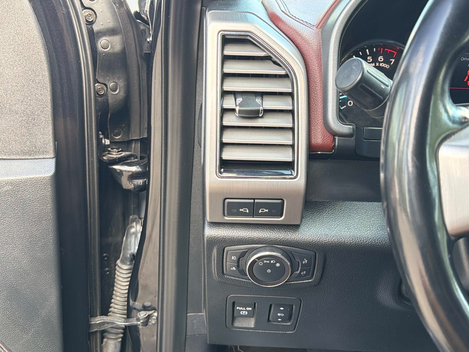 Used 2019 Ford F150 Platinum w/ Equipment Group 701A Luxury AWD/4WD image 32
