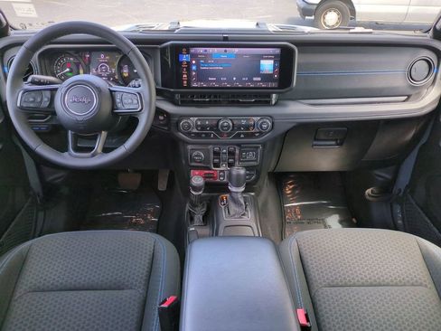 Used 2025 Jeep Wrangler Unlimited Rubicon 4xe w/ Convenience Group AWD/4WD image 15