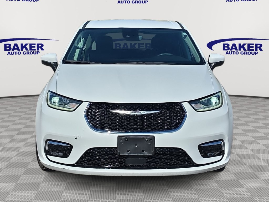 Used 2023 Chrysler Pacifica Touring-L FWD image 2