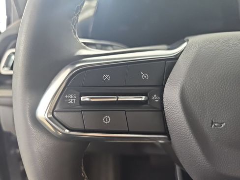 Used 2025 Chevrolet Traverse LT FWD image 23