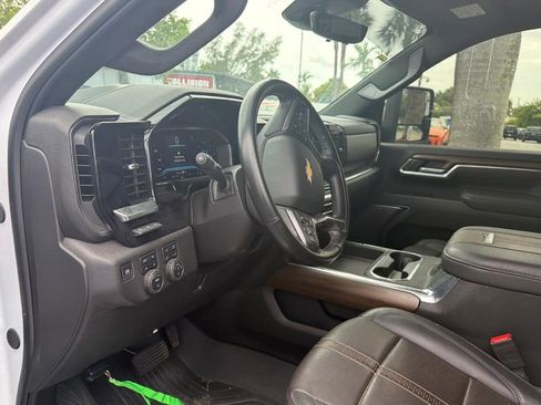 Used 2025 Chevrolet Silverado 3500 High Country w/ High Country Premium Package AWD/4WD image 4