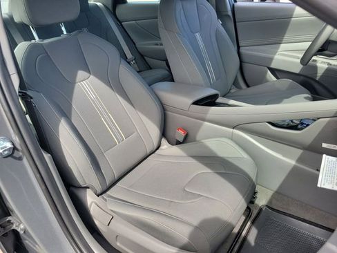 Certified 2025 Hyundai Elantra SEL image 18