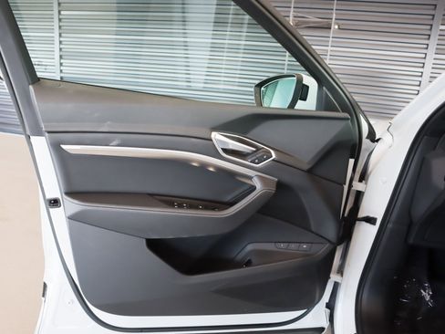 Used 2022 Audi e-tron Premium image 26