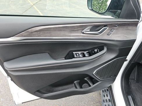 Used 2024 Jeep Grand Cherokee Overland w/ Luxury Tech Group IV image 20