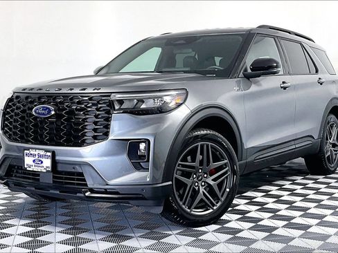 Used 2025 Ford Explorer ST-Line w/ ST-Line Street Pack AWD/4WD image 2