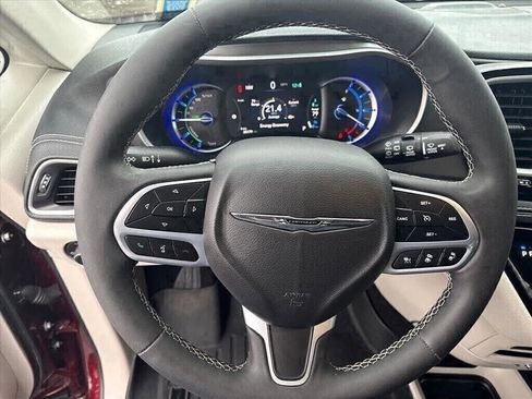 Used 2023 Chrysler Pacifica Touring-L w/ Uconnect Theater Family Group image 10