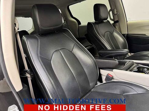 Used 2023 Chrysler Pacifica Limited image 23