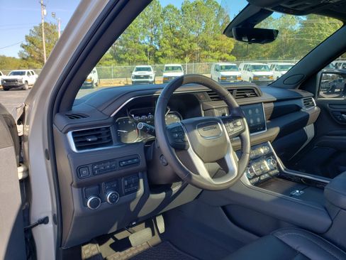 Used 2021 GMC Yukon Denali w/ Denali Premium Package image 28