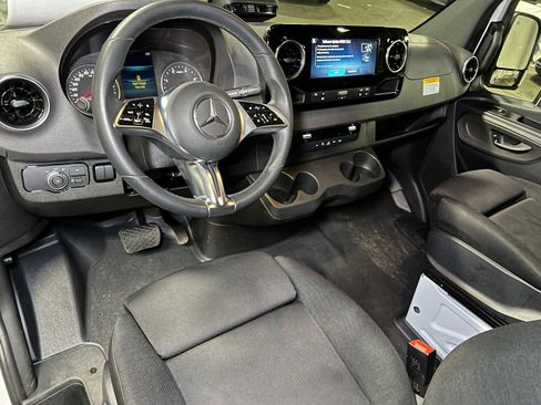 Used 2025 Mercedes-Benz Sprinter 2500 image 24