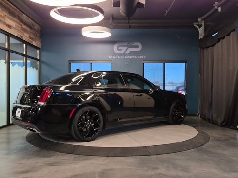 Used 2021 Chrysler 300 Touring L image 3