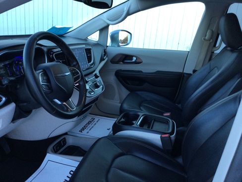 Used 2019 Chrysler Pacifica Touring-L w/ Tire & Wheel Group image 8