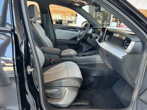 New 2026 Volkswagen Tiguan SE R-Line FWD image 32