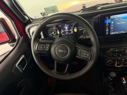 Used 2024 Jeep Wrangler Unlimited image 15