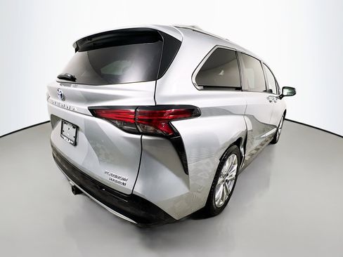 Used 2021 Toyota Sienna Platinum image 4