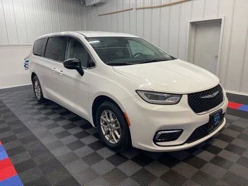 Used 2024 Chrysler Pacifica Touring-L image 2